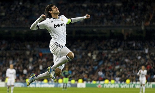 Kaka sẽ ở lại sân Bernabeu