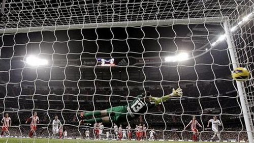 Courtois đóng cửa Twitter sau trận derby Madrid