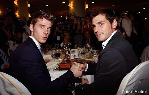 Mourinho quyết thay Casillas: Siêu cò Mendes quyết đưa De Gea trở lại Madrid