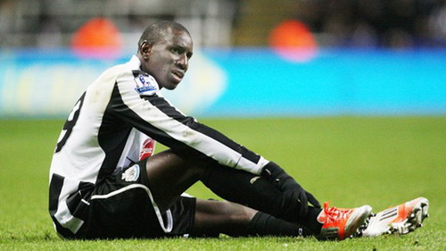 Demba Ba bật đèn xanh cho Arsenal