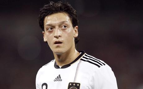 Mesut Ozil: Tôi sẽ xuất sắc hơn Messi