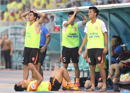 Không muốn ra đường cầu thủ Việt chấp nhận giảm lương, cắt thưởng