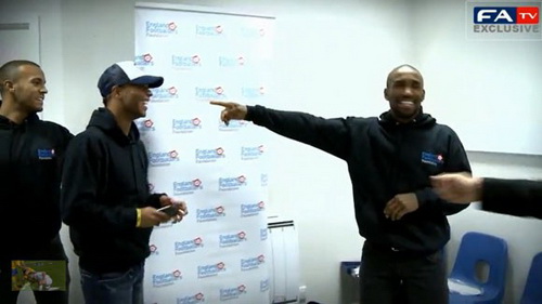 Các tuyển thủ Anh khoe tài tâng bóng tennis