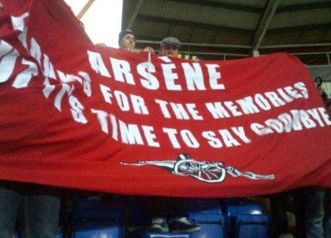 Thắng đậm, Wenger vẫn bị fans xua đuổi