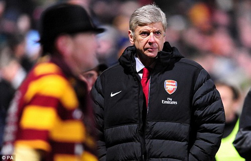 HLV Wenger hối hận vì từng đẩy đi những trụ cột