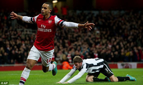 Pháo thủ Arsenal bắn hạ Chích choè Newcastle trong một cơn mưa bàn thắng