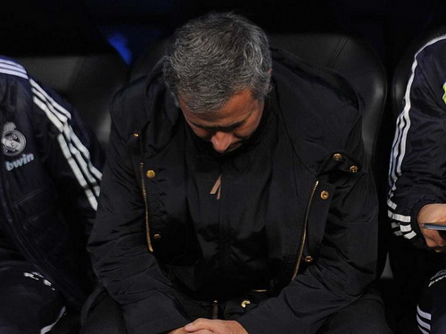 Mourinho đang bị cầu thủ “đâm sau lưng”