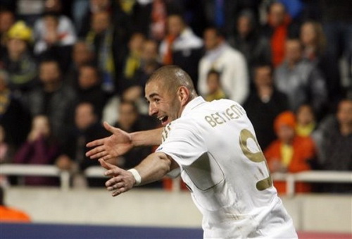 Karim Benzema: Chuộc pha bỏ lỡ khó tin bằng một cú đúp