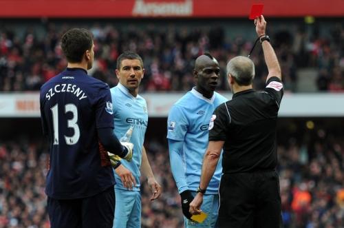 Luôn là Balotelli: Khi nào anh mới hết ngốc?