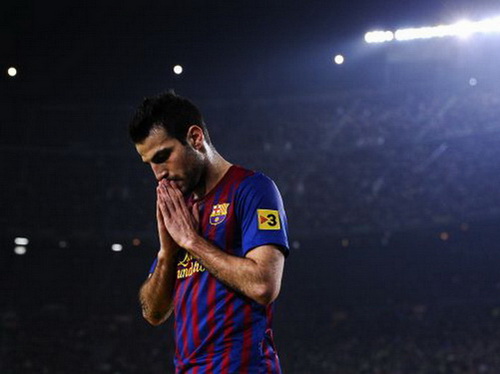 Hai trận liên tiếp Fabregas không ra sân: Anh đang ở đâu?