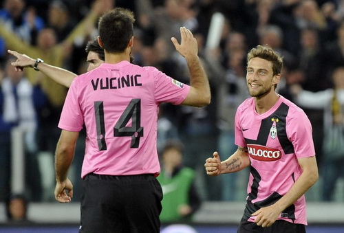 Thắng dễ như... đi dạo trước Roma, Juventus tiếp tục bỏ xa Milan