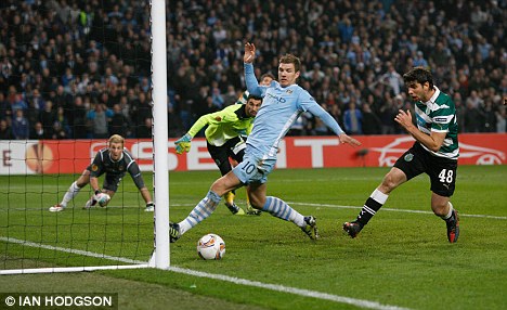 Edin Dzeko được chính Man City tiếp tay cho việc ra đi