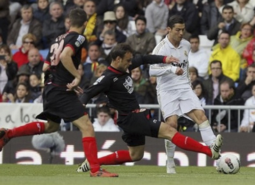 Thắng dễ Sevilla, Real chờ đợi cú sảy chân của Barca tại Vallencano