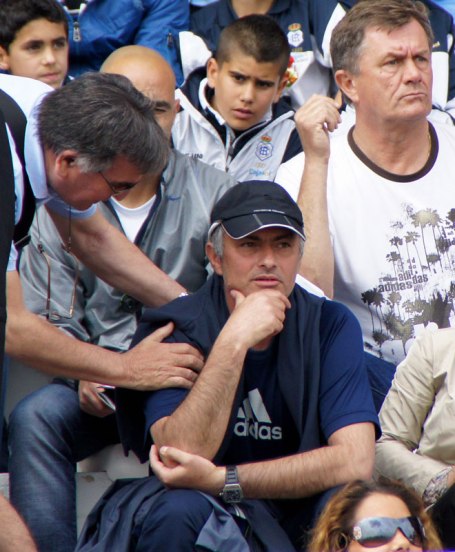 Jose Mourinho nghỉ ngơi bằng cách .... cùng vợ đi xem con trai thi đấu