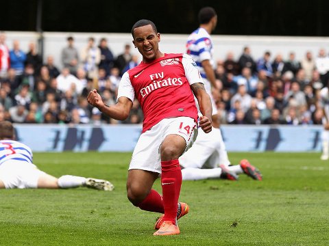 Walcott khiêu chiến Man City