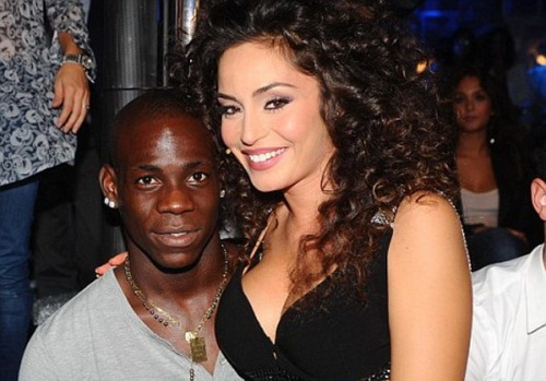 Balotelli mở champagne, nhận thư nặc danh