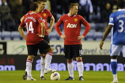 M.U ngã sấp mặt & Balotelli thoát án phạt: Cú hích cho Man City