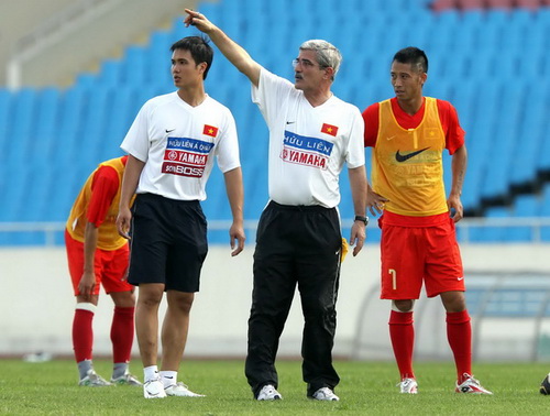 Tìm HLV trưởng cho ĐTQG: “An toàn”