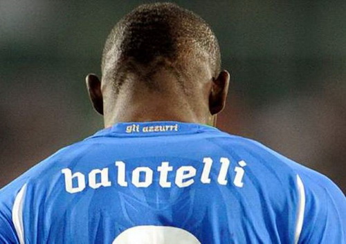 Balotelli: Kẻ nào dám nhạo báng màu da của tôi sẽ phải chết