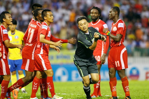 HLV trưởng, cầu thủ, bác sĩ của V Hải Phòng phải nhận án phạt sau trận cầu trên sân Đồng Tháp hình ảnh