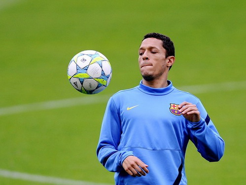 Chuyển động ở Barcelona: Adriano sẽ ở lại