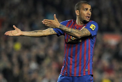 Dani Alves lại bị thẻ đỏ: Tại sao, Alves?