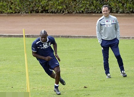HLV Italia ngăn ngừa khả năng Balotelli “quậy phá”