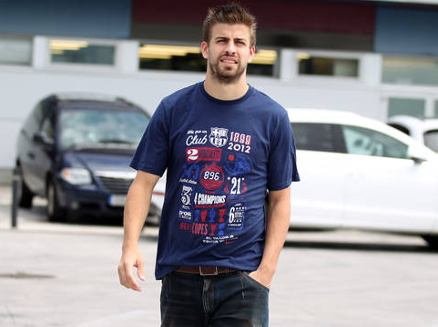 Ronaldo khiêu khích Barca, Pique phản pháo