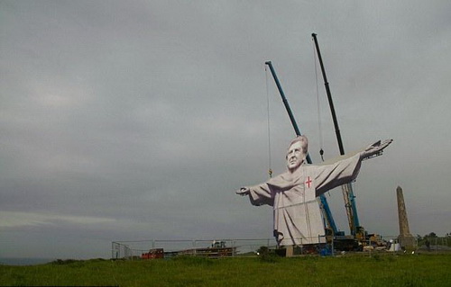 Roy Hodgson được .... dựng tượng để “cứu thế” tuyển Anh