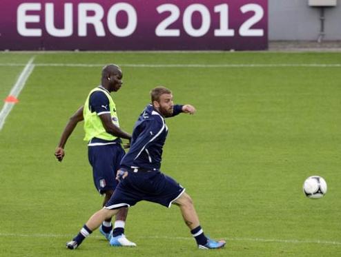 Chuyện bây giờ mới kể: De Rossi và Balotelli suýt tẩn nhau trong phòng thay đồ