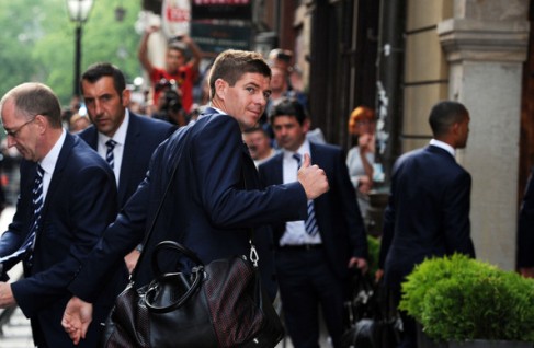 Gerrard bảo vệ đồng đội Rooney: Đừng đổ hết trách nhiệm lên cậu ấy!