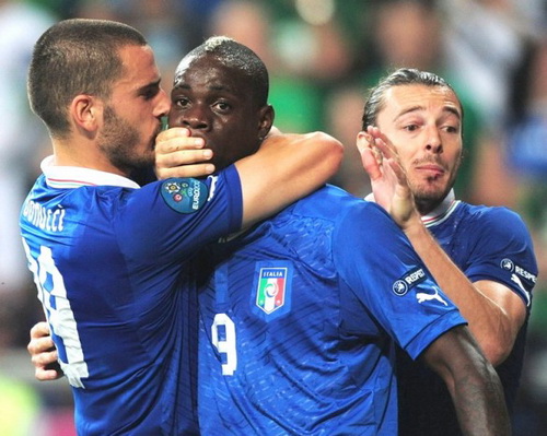 Chị gái tiết lộ “sự thật” vụ Balotelli bị Bonucci bịt mồm