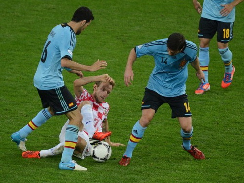 Tuyến giữa Tây Ban Nha: Tự giới hạn sức tấn công?