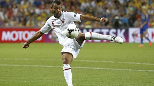 Messi hay Ronaldo làm sao thắng nổi Ashley Cole