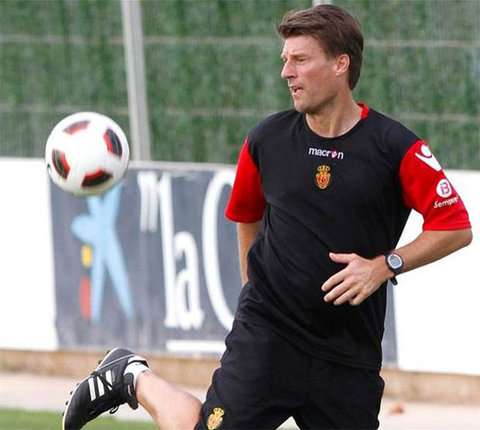 Huyền thoại Đan Mạch cầm quân ở Ngoại hạng Anh