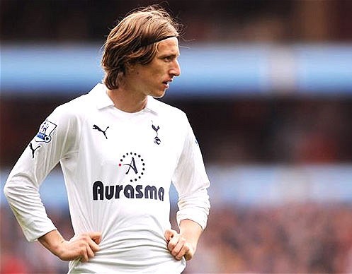 Modric, nghĩ xem, còn lâu anh mới bằng Van Persie