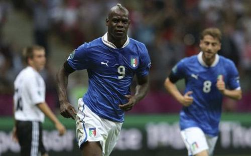 Mario Balotelli muốn sút tung lưới Tây Ban Nha tới .... 4 lần