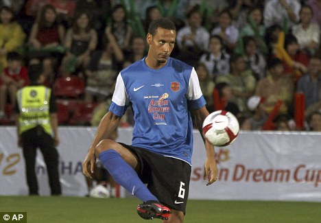 Không được chọn thay thế Gary Cahill, Rio Ferdinand cáu tiết với FA và Roy Hodgson