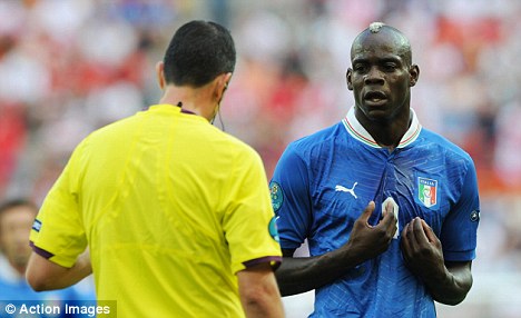 Đại diện của Mario Balotelli lên án chủ tịch UEFA vì bỏ qua nghi án phân biệt chủng tộc