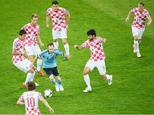 Khoảnh khắc của lòng dũng cảm: Tiqui-taca đã chán, nhưng Iniesta vẫn hay