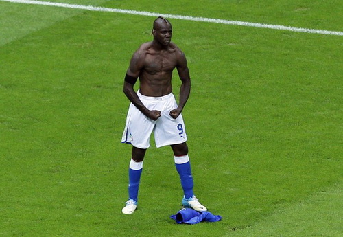 Tại sao Balotelli làm mặt lạnh khi ghi bàn?