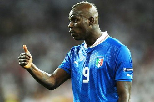 Balotelli cáu tiết vì bị báo chí nước nhà đem ra làm trò cười
