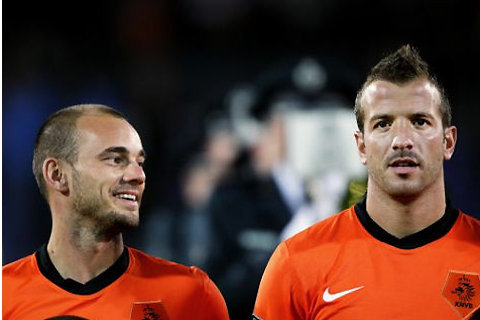 Sneijder (trai) va Van der Vaart trong mau ao Ha Lan