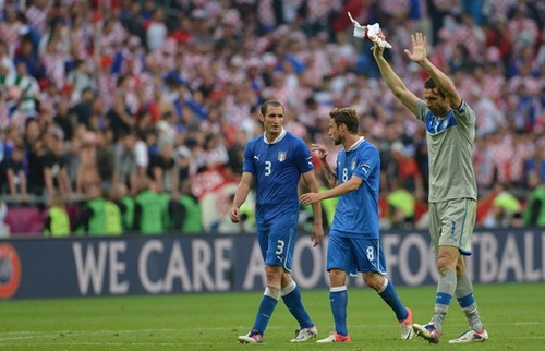 Italia lại hòa: Bóng ma 2004 tiếp tục ám ảnh Azzurri
