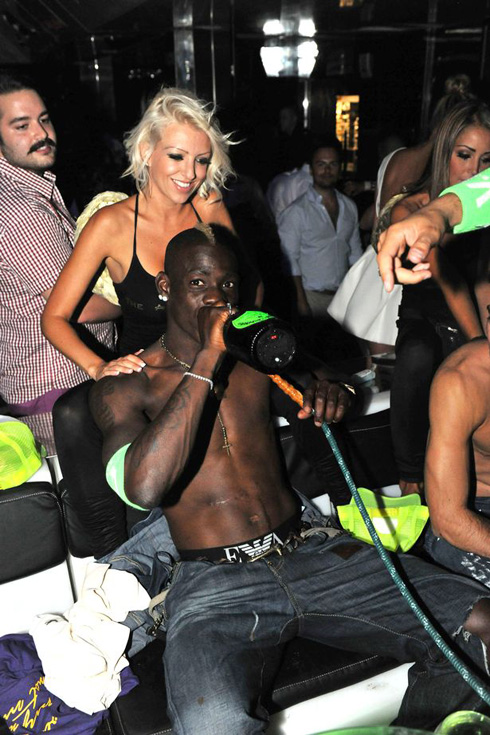 Những hình ảnh vô trách nhiệm của Balotelli với giọt máu đào