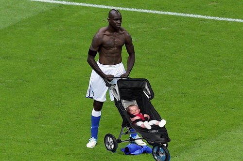 Diễn biến vụ Balotelli có con: Đừng đùa với “Super Mario”