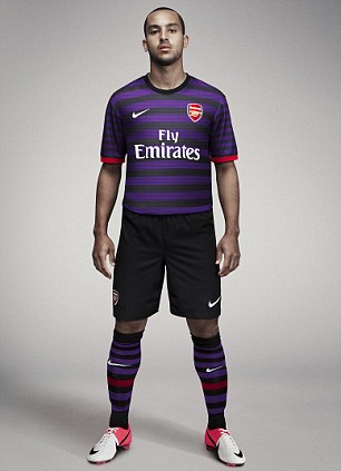 Arsenal ra mắt áo đấu sân khách mùa giải 2012 - 2013. hình ảnh Arsenal ra mắt áo đấu sân khách mùa giải 2012 - 2013.