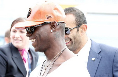 Balotelli chui vào... nhà vệ sinh trốn người hâm mộ!