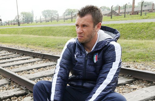 HLV Allegri mong Cassano ở lại