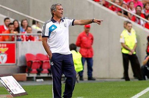 Jose Mourinho thừa nhận đang sống trên lưng dư luận